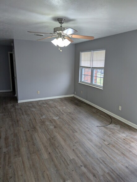 Building Photo - 204 Cherry Ln