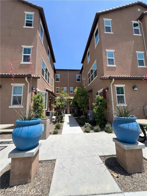 Building Photo - 712 N Ethan Way