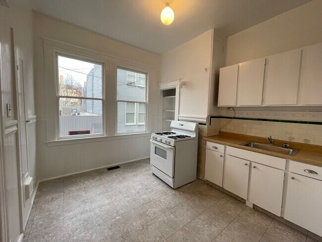 Building Photo - 1934 MAS