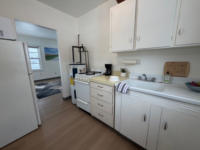 Building Photo - 1 bed, 1 bath for rent in quiet Waterloo neighborhood