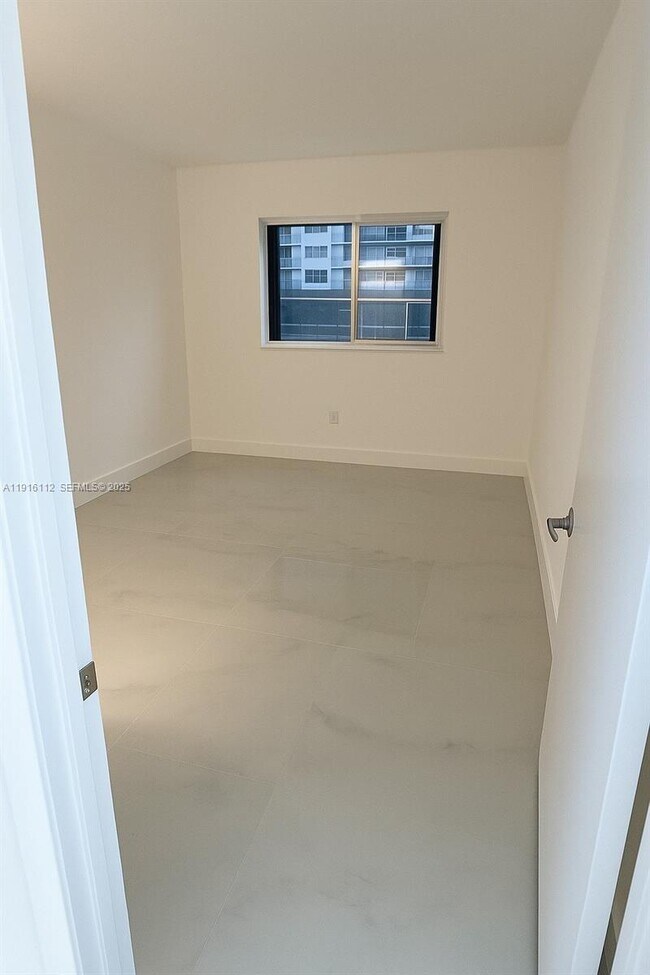 Building Photo - 1750 NE 191st St