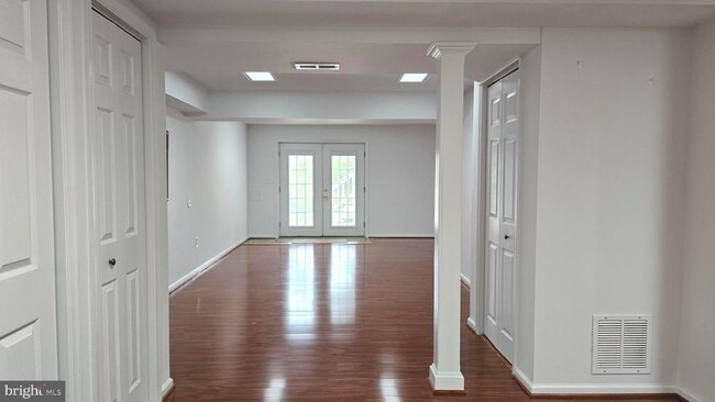 Building Photo - 10 Forest Brook Ct