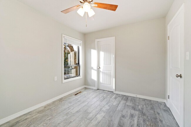 Building Photo - Gorgeous 5 bedroom, 2.5 bath House on a .88 Acre Lot in Fort Smith!