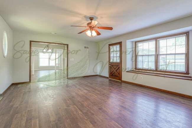 Building Photo - LOTS OF NATURAL SUNLIGHT!!!