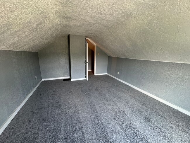 Building Photo - Fountain Square 2 Bed 1 Bath with large backyard.