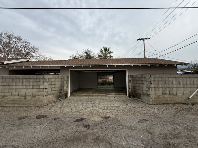 Building Photo - Beautiful Home in a Lovely Neighborhood! Available Spacious 2 Bedroom and Two Bathroom!