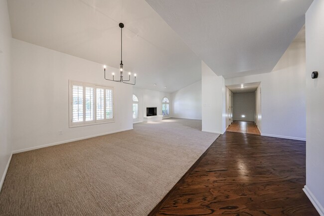 Building Photo - Scottsdale Country Club Living!