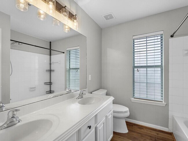 Building Photo - 3910 Echo Mountain Dr