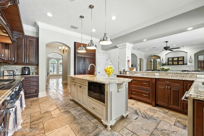 Building Photo - 2061 Crown Dr