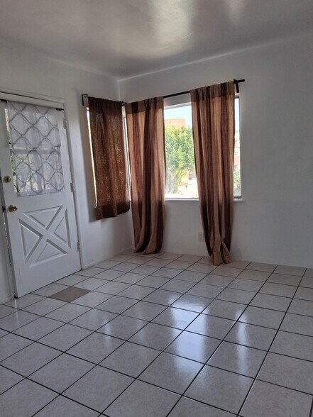 Building Photo - 418 E Tamarack Ave