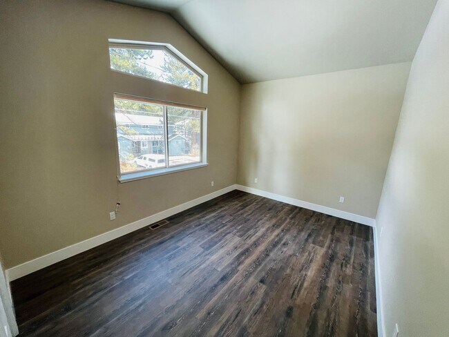 Building Photo - 3 bed 2 bath 1 car garage townhouse in Sou...