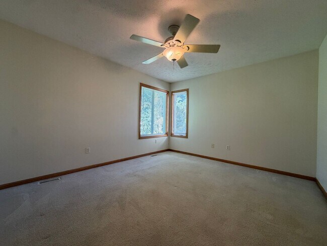 Building Photo - 5653 E Grove Dr SE
