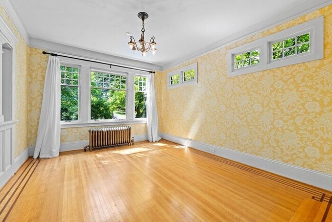 Building Photo - Stunning 1909 Craftsman w/ AC in Coveted C...
