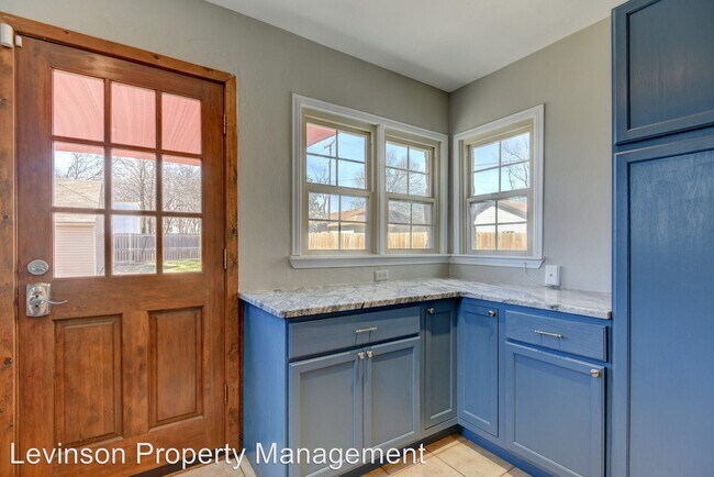 Building Photo - 3 br, 2 bath House - 807 S Littler Ave