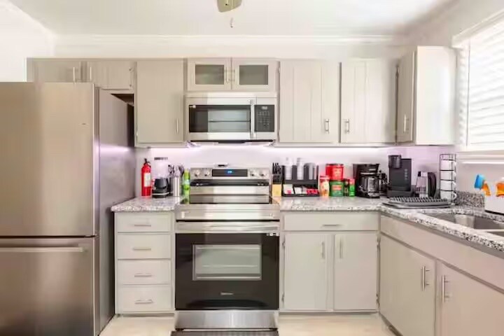 Building Photo - Room in Townhome on Baker Ct