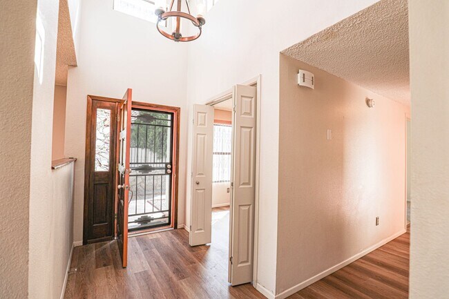 Building Photo - Townhome On The Golf Course!