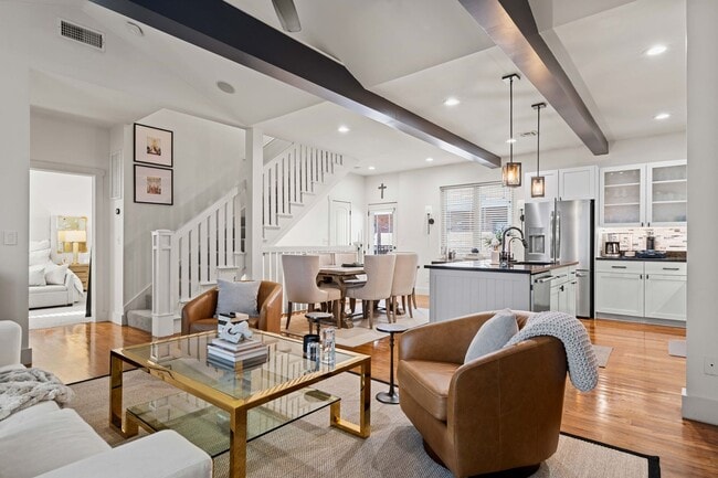 Building Photo - This luxurious townhouse on Cherry St.