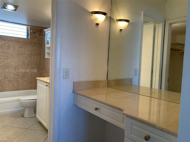 Building Photo - 2999 Point E Dr