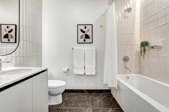 Building Photo - 610 Davis St