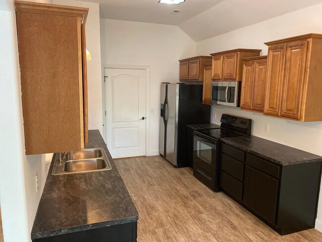 Building Photo - Available August 1st! Recently Updated 3-B...