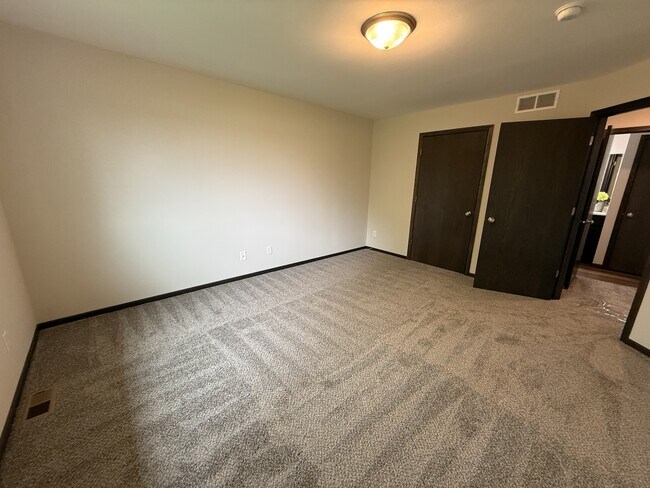 Building Photo - 924 Waters Edge Ct