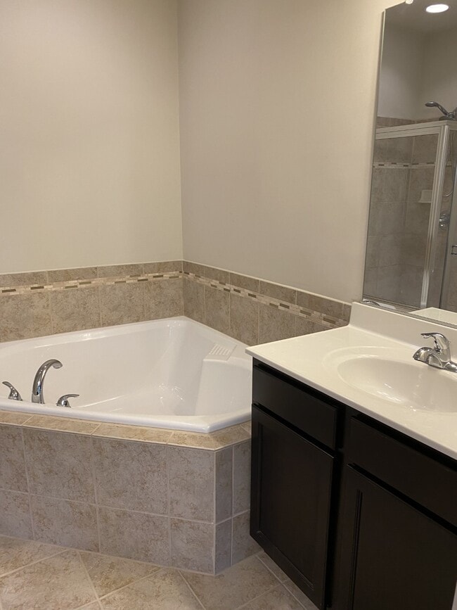 Building Photo - 202 Shamrock Dr