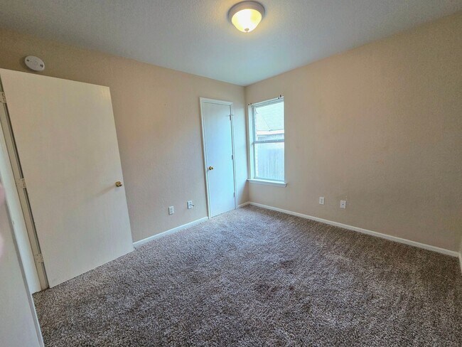 Building Photo - AVAILABLE NOW!!