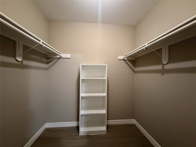 Building Photo - 9201 Clarewood Dr