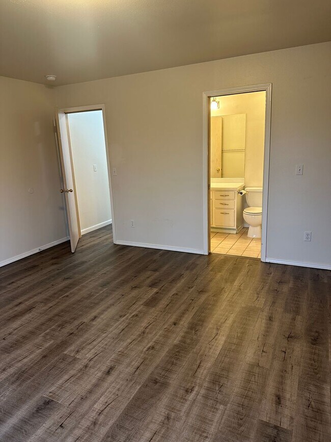 Building Photo - 4018 Sycamore Loop