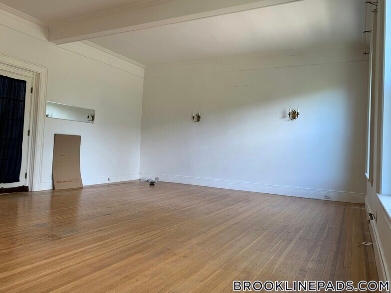 Building Photo - 1726 Beacon St