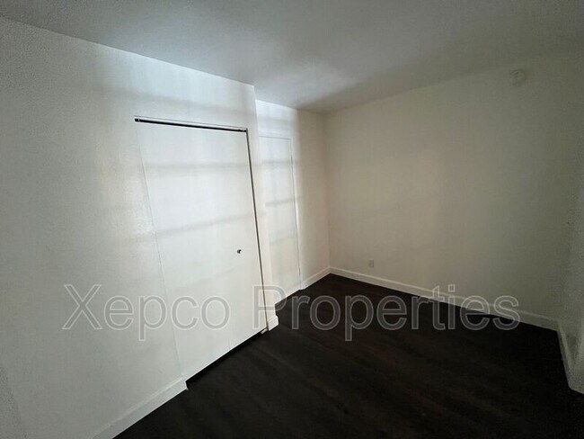 Building Photo - 5300 E Waverly Dr