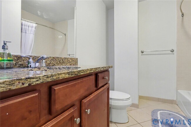 Building Photo - 230 N 6th St S