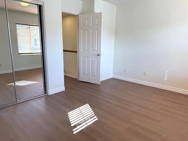 Building Photo - Beautiful 3 Bedroom 2.5 bathroom townhome ...