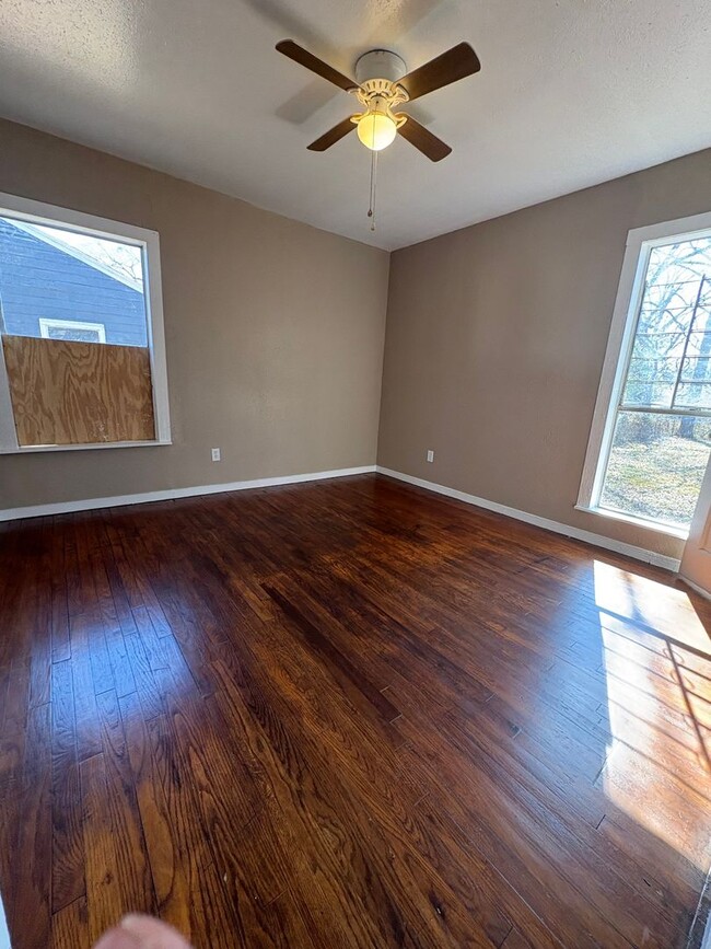 Building Photo - Amazing 2 bedroom/1 bath house with laundry room!