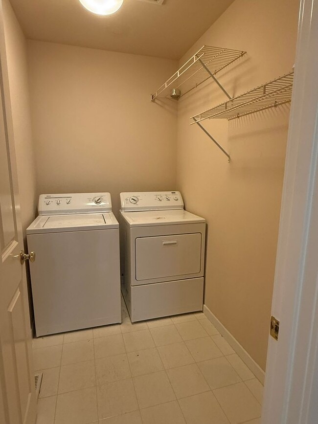 Building Photo - 3bd/2.5ba Sammamish Townhome