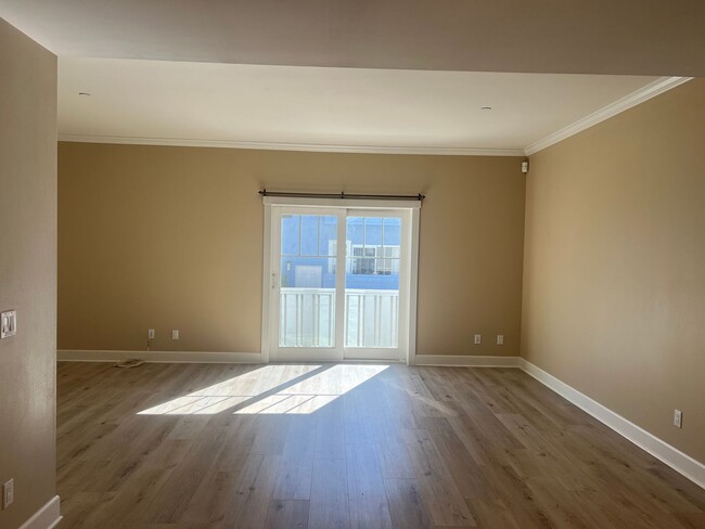 Building Photo - Modern 2-Bed, 2.5-Bath Townhome in Gardena...