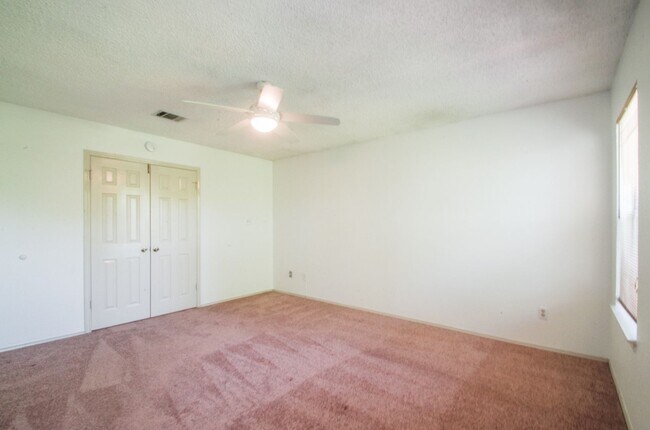 Building Photo - Great 4 bed 2.5 bath on Greenbelt