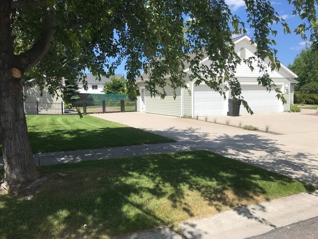 Building Photo - Lawn Care Provided - Spacious 3-Bedroom, 2-Bath Single-Level Home