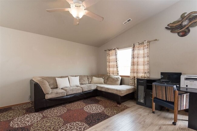 Building Photo - Charming and Bright 3 Bed, 3 Bath Home in ...