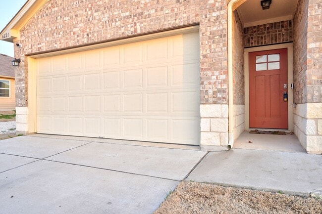 Building Photo - Warm & Spacious 3 Bed, 2 Bath Home with Fenced Backyard