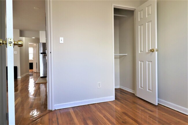 Building Photo - 718 E 84th St