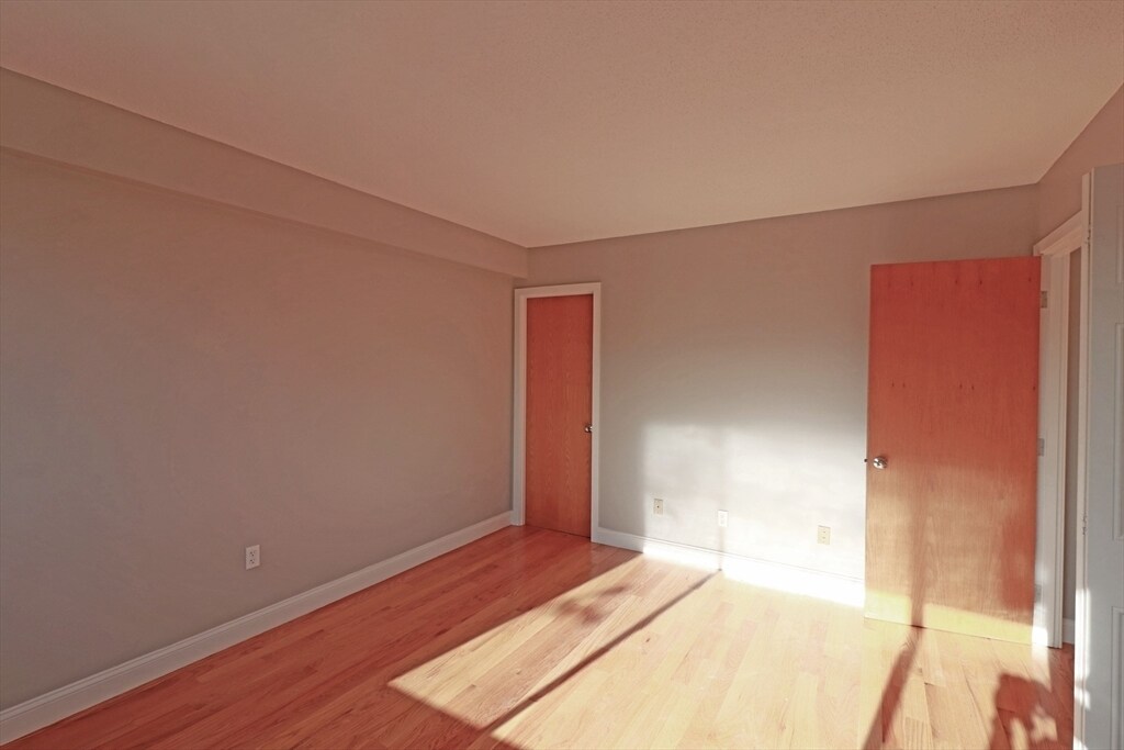 Building Photo - 1805 Beacon St