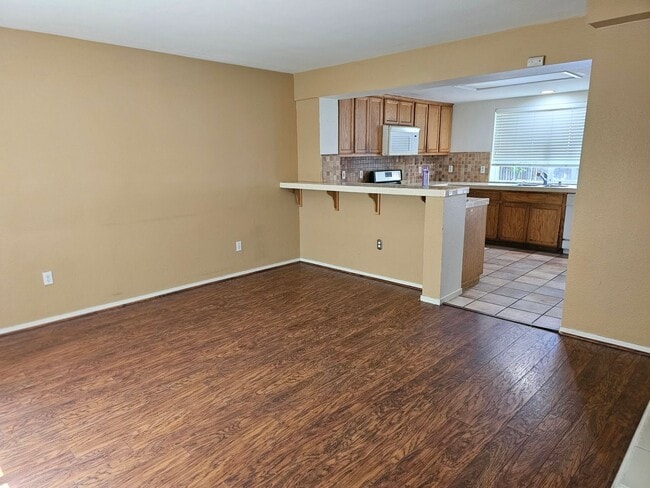 Building Photo - Split Level 4 Bedroom  2.5 Bath Town Home