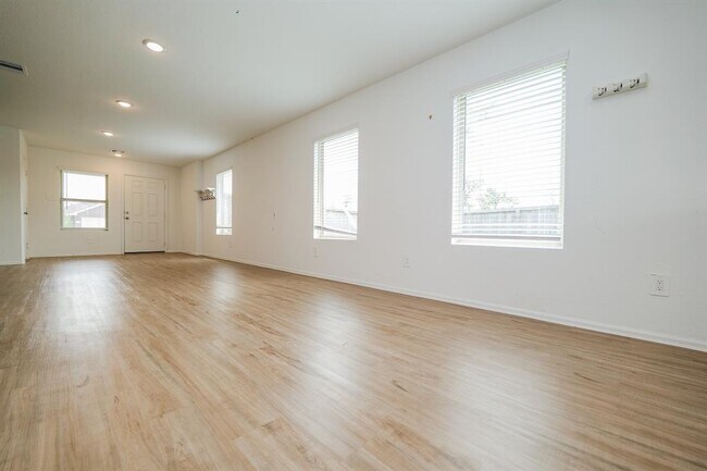 Building Photo - 2909 Mallorca Dr