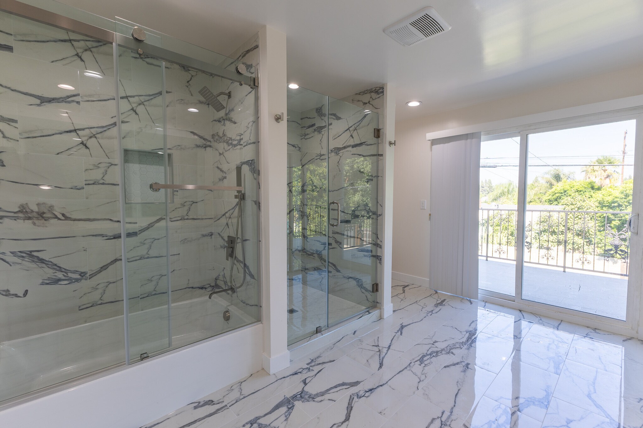 Seperate shower and tub - 10342 Dempsey Ave