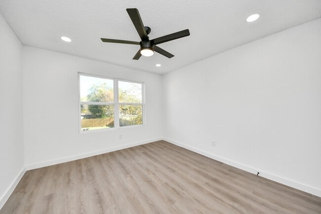 Building Photo - 2911 Meadowgrass Ln