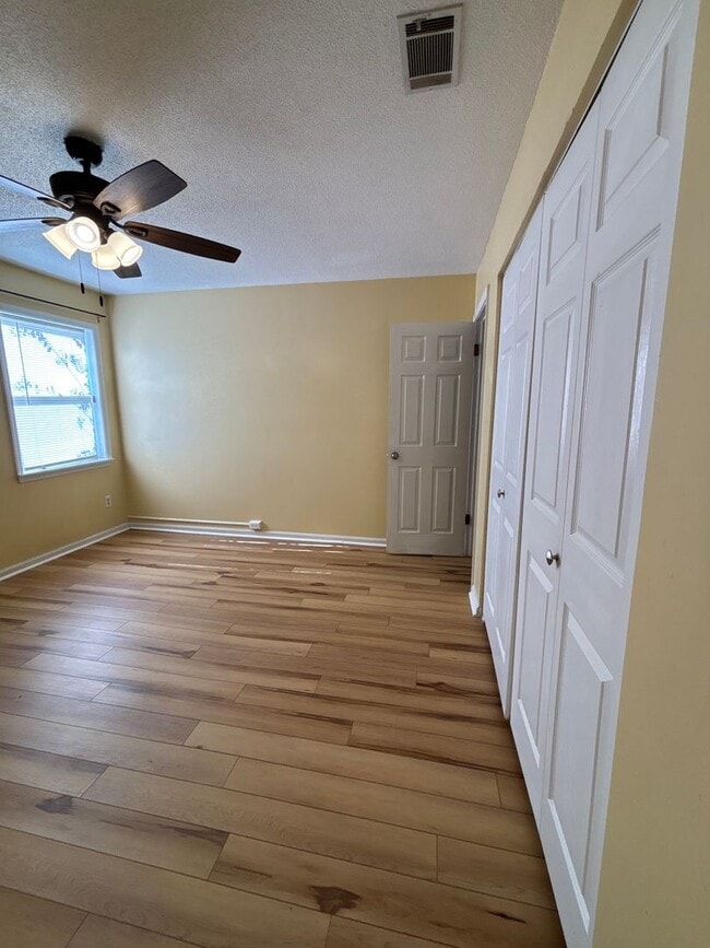 Building Photo - FOR RENT