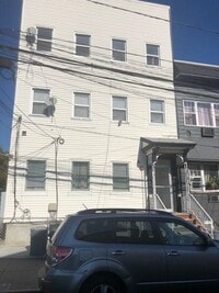 Building Photo - 38 Bleecker St