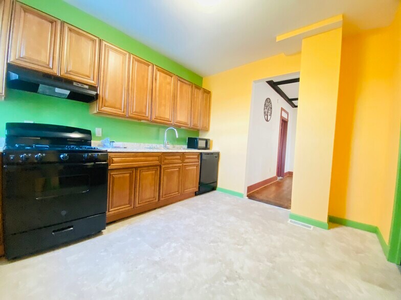 Building Photo - 1337 Madison St