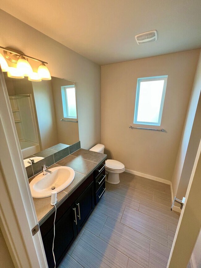 Building Photo - Exceptional 4 Bed 3 Bath Townhome on corner lot. One months rent free!!